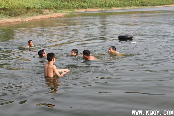 正在深水区搜寻溺水孩子的刘青(右一)