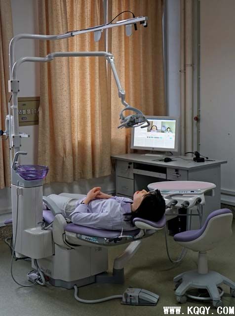 华西实验教学中心率先引进SIMROID牙科机器人实习系统